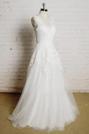Chic V-neck Appliques Tulle A-line Wedding Dress